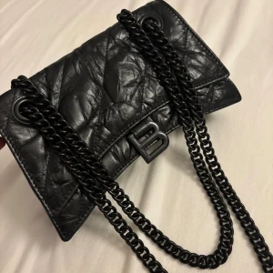 Väska -  - Säljer en svart jättefin väska!  Oanvänd. Säljes för 250kr!