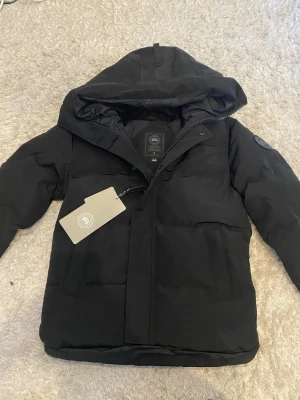 Canada Goose Macmillan - Helt ny canada goose macmillan i grå färg. Oanvänt och taggen finns kvar. Kan sänka priset vid snabb affär🤝Finns även i Grå färg och i storlek S