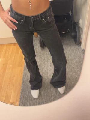 Svarta bootcut jeans  - Säljer pågrund av ingen användning, de är tvättade så den svarta färgen har gått bort lite