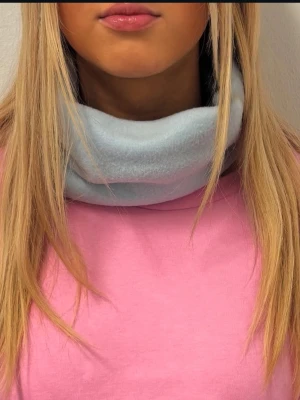 Buff ljusblå - Breeze - 🩵❄️🎿ljusblå fleece buff- Breeze. Handgjorda av vårat uf företag - Beyondbuff. Det finns ett begränsat antal så hör gärna av dig innan du köper 🩵Mått: 17 höjd, 27 bredd (rakt över