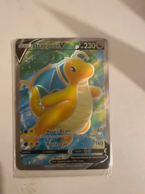 Dragonite V & VSTAR Pokémonkort - Två glittriga Pokémonkort: Dragonite V och Dragonite VSTAR. Båda korten har färgstarka motiv med Dragonite i gult och blått, och är på engelska. Perfekt för samlare eller Pokémon TCG-spelare som vill boosta sin lek med kraftfulla drakkort.