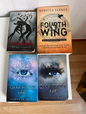 Engelska böcker  - Dem är lästa en gång, förutom fourth Winge som är helt ny.   Fourthwing 250kr  Shatter me 150kr Unravel me 150kr Hush hush 70kr 
