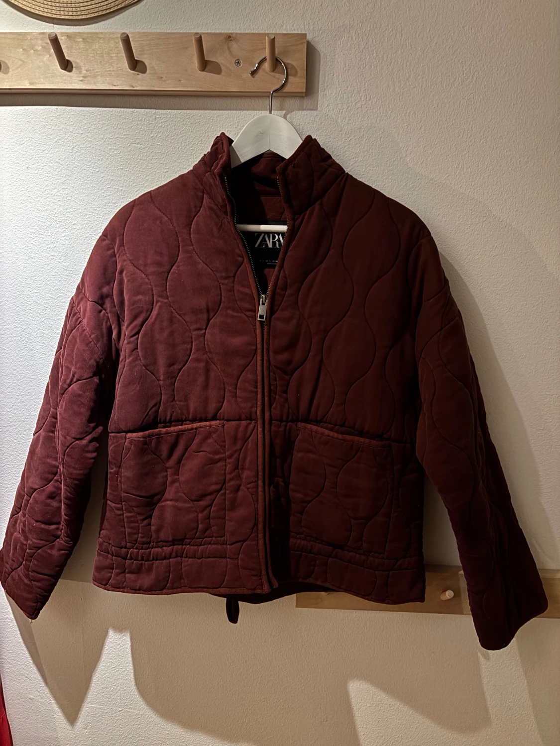 Vinröd quiltad jacka Zara