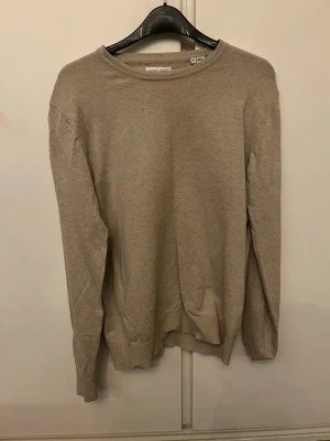 Beige tröja från Jack and Jones - Säljer en beige stickad sweatshirt ifrån Jack and Jones i storlek S. Skick 8/10.
