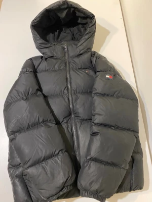 Tommyhilfiger jacka  - Jag säljer en tommyhilfiger dunjacka som är varm och skön storlek 164