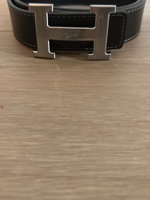 H - Jätte fin svart bälte 