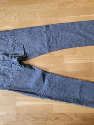 Grå Jack&Jones jeans straight fit - Klassiska grå L  jeans med raka ben och femficksdesign. Jeansen har normal passform och är tillverkade i slitstarkt denim. Perfekta för dig som gillar en tidlös och avslappnad stil.