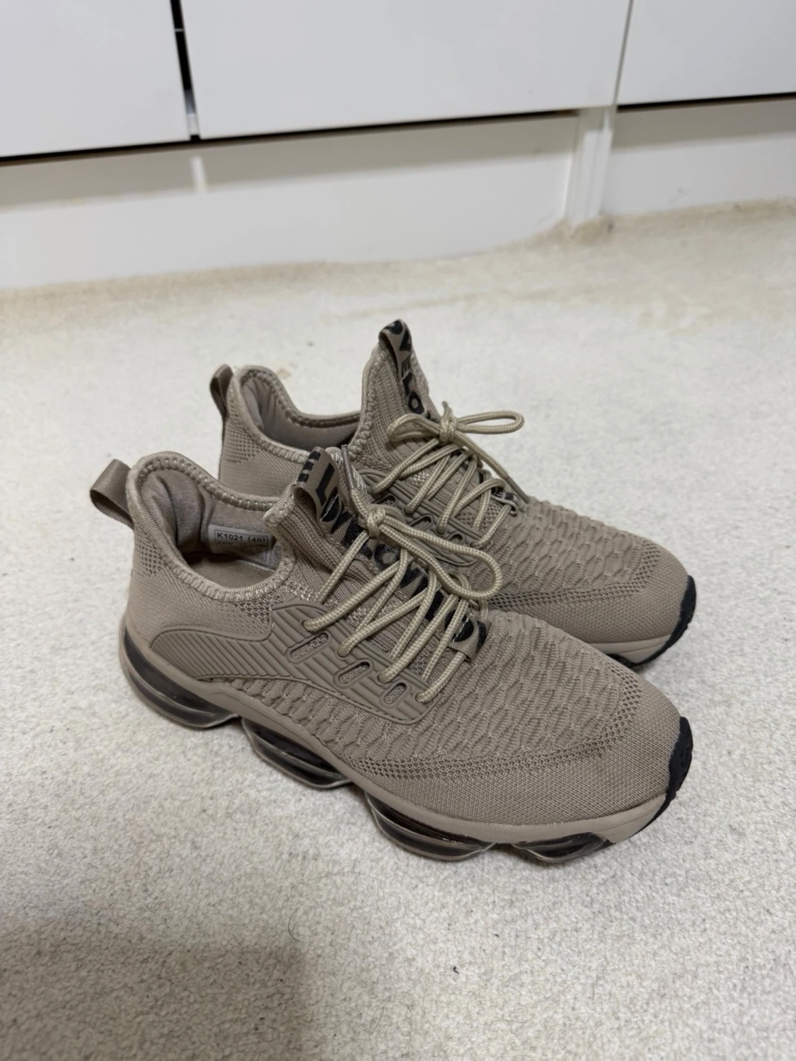 Beige sneakers med stickad ovandel - 3