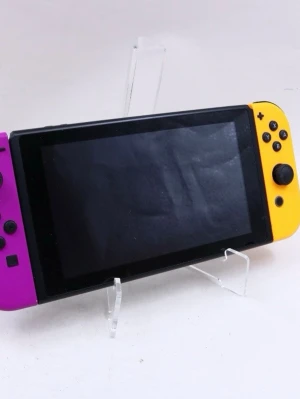 Nintendo Switch nyskick – Tom Ford parfym på köpet= Gratis/ Free - Nintendo Switch i nyskick. Fullt fungerande och väl omhändertagen. Vid köp av Nintendo Switch medföljer Tom Ford Fucking Fabulous Eau de Parfum 100 ml på köpet. Parfymen är endast testad.  Värde: Nintendo Switch nypris ca .4000kr. Tom Ford parfym nypris ca 4 500.kr Totalt värde ca 8550 kr   Du betalar endast för Nintendo Switch och får parfymen utan extra kostnad. En mycket bra affär