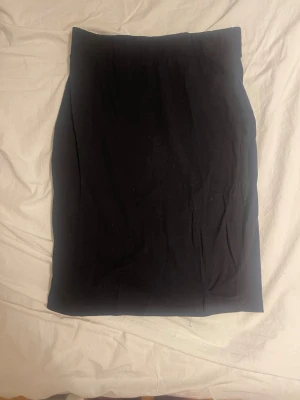 Svart enkel pennkjol - Klassisk svart pennkjol med rak passform och hög midja. Kjolen är enfärgad och har en stilren look som passar till många olika outfits. Tillverkad i mjukt material som känns bekvämt mot huden. Tvek sikte på att hör ava dig om du har några frågor, snabb leverans 📦 💕