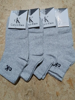 Gråa strumpor från Calvin Klein - Mycket fina strumpor som är jättesköna. Nya med etikett. Prislista följer nedan. Meddela mig vid hur många par ni vill ha.        1 par: 34 kr. 2 par:64 kr. 3 par: 96 kr 4 par: 124 kr 