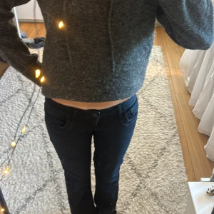 Svarta LTB jeans  - Säljer ett par svarta Ltb valerie jeans, modell: low Rise, boot cut. Använda 4-5 gånger 