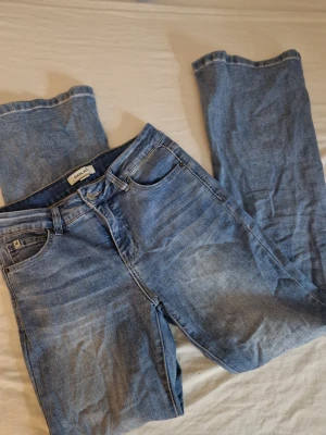 Blå jeans från madlady - Klassiska blå jeans från Madlady med bootcut och fem fickor. Jeansen har en ljus tvätt och är stretching. Perfekta för en avslappnad och trendig look. Använda fåtal gånger. Hund finns I hemmet.