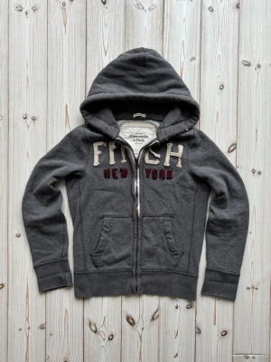 Abercrombie and fitch vintage kofta - Säljer nu denna riktigt snygga vintage och sällsynta Abercrombie and fitch koftan i väldigt bra skick. Storlek: S. Pris: 899kr. Slitningarna på koftan är en del av vintage looken. Skriv vid frågor eller för mer bilder! 🤩