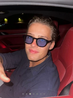 Blåa solglasögon - Säljer ett par riktigt schyssta blåa solglasögon från explicit poets. Dom är helt nya och ingår både originalbox och en zip påse