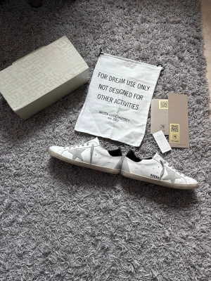 Golden goose superstar w77 - Tja, säljer ett par sjukt snygga golden goose superstar som inte är riktigt min stil längre så säljer de, använt dem väldigt sparsamt och dustbagen är aldrig använd! Små läder creases på skorna som kommer naturligt annars är skorna i nyskick! Kom gärna med förslag🤝 kvitto finns vid efterfrågan!