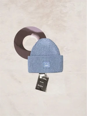 Ljusblå mössa från Acne Studios - Säljer både snygg och skön mössa från Acne studios. Skriv vid frågor! Priset är ej hugget i sten!