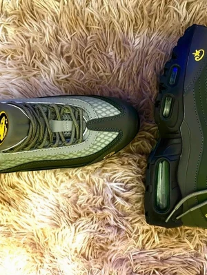 Nike Air Max 95 x Corteiz gröna sneakers - Nike Air Max 95 x Corteiz sneakers i olika gröna toner med svarta och gula detaljer. Snygg mesh och skinn på ovandelen, broderade Corteiz-loggor och synlig Air Max-dämpning i sulan. Rund tå, snörning och coola koordinater på hälen. Perfekt för dig som gillar streetwear.