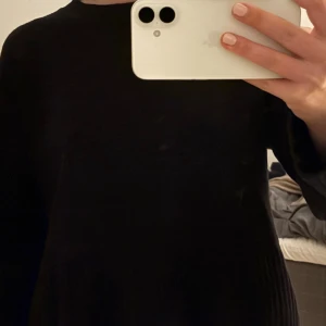 Svart stickad tröja från & Other Stories - Svart stickad tröja från & Other Stories. Storlek S