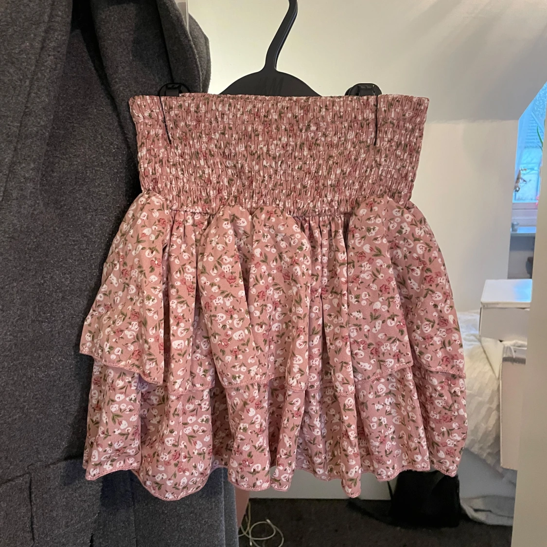 Blommig kortkjol med volang - 2