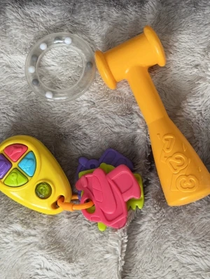 Leksaker till bebis - Använda men hela. Tyvärr funkar inte den rosa och lila knappen. Men perfekt som pilla och bita på.