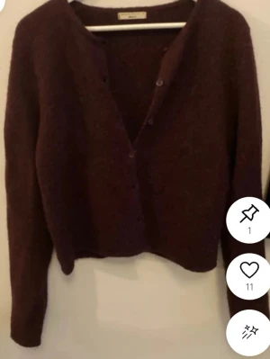 Vinröd kofta - Mysig vinröd kofta med lång ärm och knappar framtill. Koftan är stickad och har en enkel, klassisk design som passar perfekt till lager-på-lager under kyliga dagar.