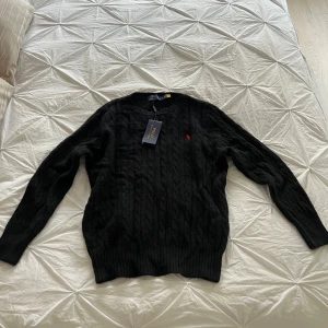 Svart kabelstickad tröja från Polo Ralph Lauren - Svart kabelstickad tröja från Polo Ralph Lauren Storlek M men sitter som S