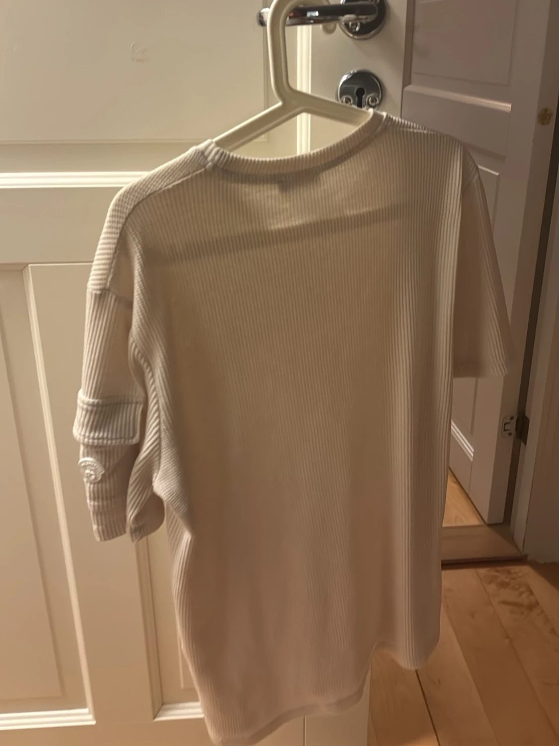 Ribbad beige t-shirt med kort ärm - 1