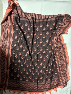 Stor sjal med små döskallar  - Helt ny sjal med små döskallar. Helt ny.