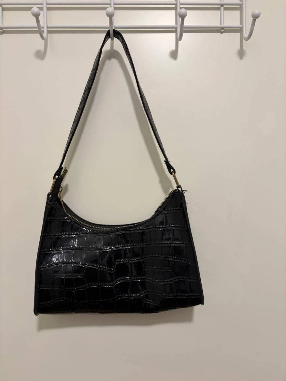Svart axelväska i croco-mönster