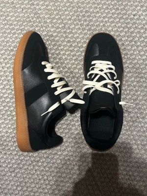 Valmonte gats - Valmonte gats köpta för 1400kr. Passar 44-45. Ställ gärna frågor om du har. 