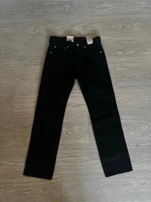 Nya levis 501 - Helt nya kevis 501, aldrig använda säljer pga att dem inte passande och att det inte fanns något kvitto, om du har några frågor är det bara att fråga. Nypris 1200kr