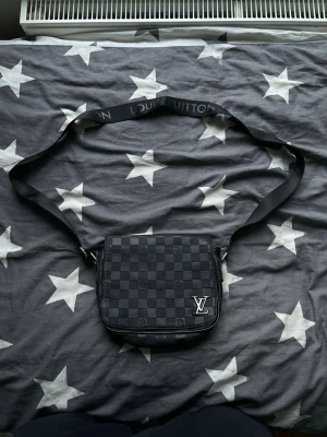 Lv väska - En fin svartgrå Louis Vuitton väska väska!