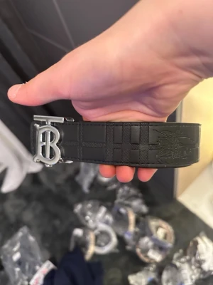 Burberry bälte  - Fint snyggt burberry bälte man kan vända håll på 