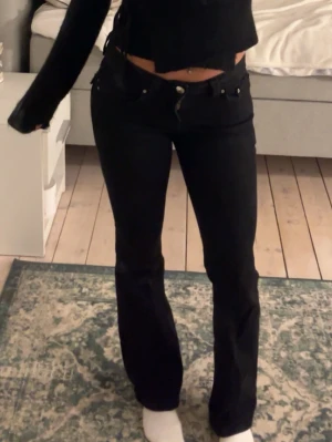 Gina svarta bootcut jeans - Säljer ett par svarta bootcut jeans med. De är låg midjade och perfekt längd. De har inga defekter eller liknande. Säljer då dem inte används🫶🫶