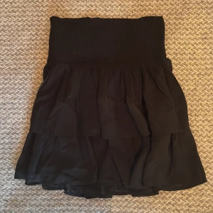 Volangkjol  - Säljer denna söta volangkjol från Kappahl som man även kan ha som topp❤️‍🔥Passar xs-s och är så stretchig🥰