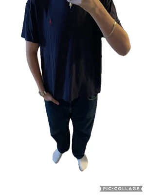 Vintage Single stitch Ralph Lauren t-shirt - Tjaba! Säljer denna riktigt snygga Ralph Lauren T-shirten med snygga single stitch sömmar. För referens är personen på bilden 181cm. Tröjan är i riktigt fint skick! Tveka inte att komma med frågor eller prisförslag! ✌️  Mått: Längd:64cm Bredd:55cm       #Bluza #Hoodie #Mikina #Honorac #Cu #Gluga #Vintage #Retro #Baggy #Wide #Szerokie #Rękawy #Oversize #Boxy #Fit #Lużne #0 #Luźnym #Kroju #Z #Nadrukiem #Streetwear #Street #Drip #Drill #Cyber #Y2k #Loose #Gorpcore #Travis #Scott #OG #Rap #Hip #Hop #