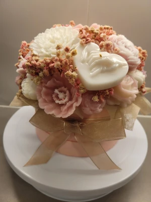 Ljus bukett - En unik ljus bukett. Denna var till en förlovning. Alla blommor på buketten är små ljus blommor. En svag doft av jasmin. Detta är en sl Medium. För att se mer av mina verk gå in på min instagram:  candle_blossom_by_admira