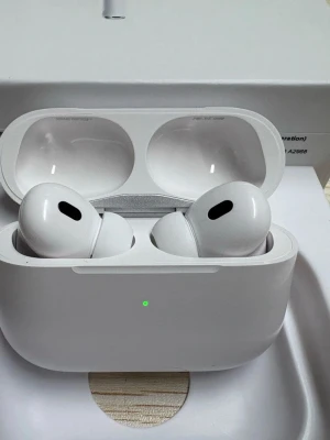 AirPods Pro - Apple AirPods 2 perfekt skick kommer med paket och allting.
