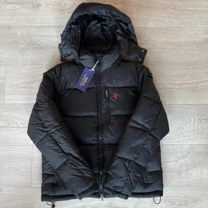 Ralph Lauren Jacka - Helt ny - En av vinterns absolut snyggaste och skönaste jackor. Helt ny Ralph Lauren Dunjacka med tags. Storlek XL men passar även L. Tveka inte ställa frågor vid intresse🙌