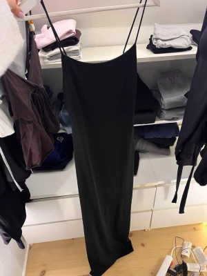 Klänning bikbok - Jätte fin svart lång tajt klänning från bikbok med slits längst ner