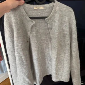 Premium quality kofta från Gina Tricot - Mysig grå stickad kofta från Gina Tricot i storlek S. Koftan har rund halsringning, långa ärmar och knappar framtill. Bra skick! Kom med prisförslag💖