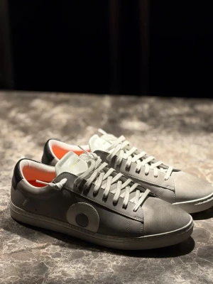 Oliver Cabell grå sneakers NYA - Snygga grå sneakers från Oliver Cabell med vit platt sula. ALDRIG ANVÄNDA ! Fel storlek julklapp tjorv med tullavgifter osv för retur 