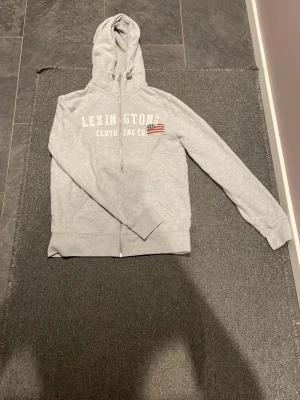 Lexington  hudie - Säljer min fina lexington hodie som knappt är använd. Hör av dig vid funderingar.