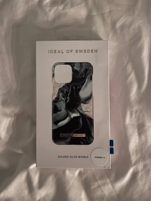 iDeal of Sweden Golden Olive Marble iPhone 13 Skal - Stilrent mobilskal för iPhone 13 med marmormönster i svart, grönt och guld. har spruckit längst upp men inget som syns!