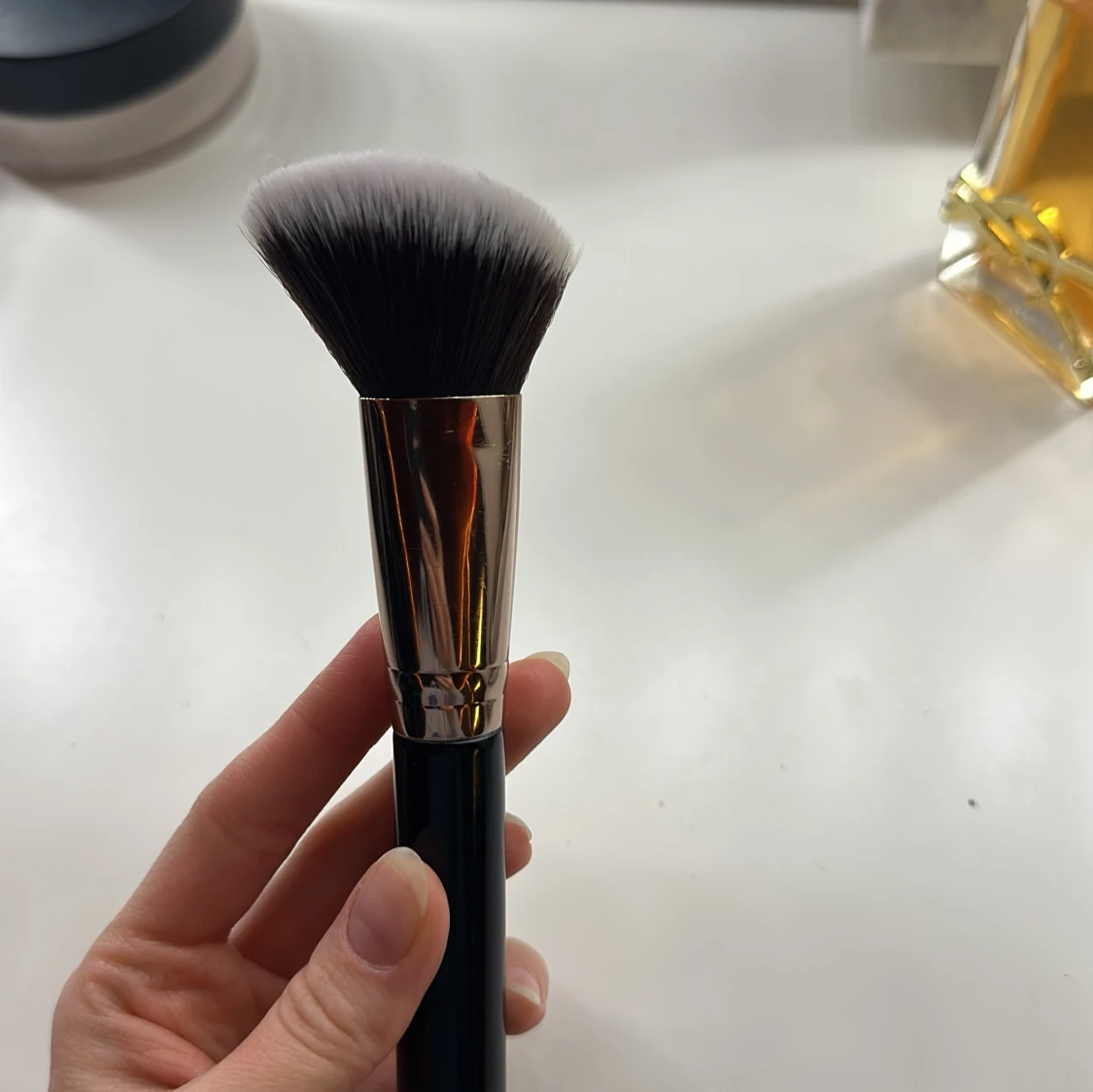 Hickap 112 Angled Kabuki sminkborste - 3