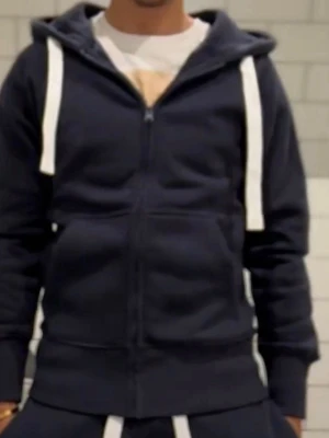 Blå Russemerch hoodie - Helt ny och oanvänd hoodie från russemerch i färgen Navy med prislappen på.