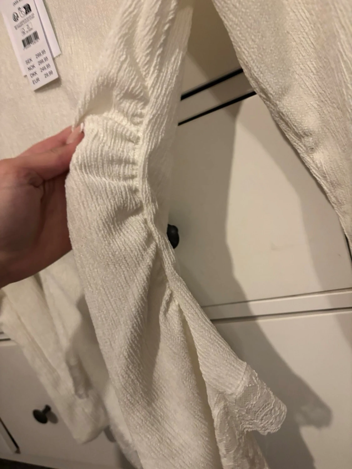 Vit asymmetrisk blus med spets från Gina Tricot - 2