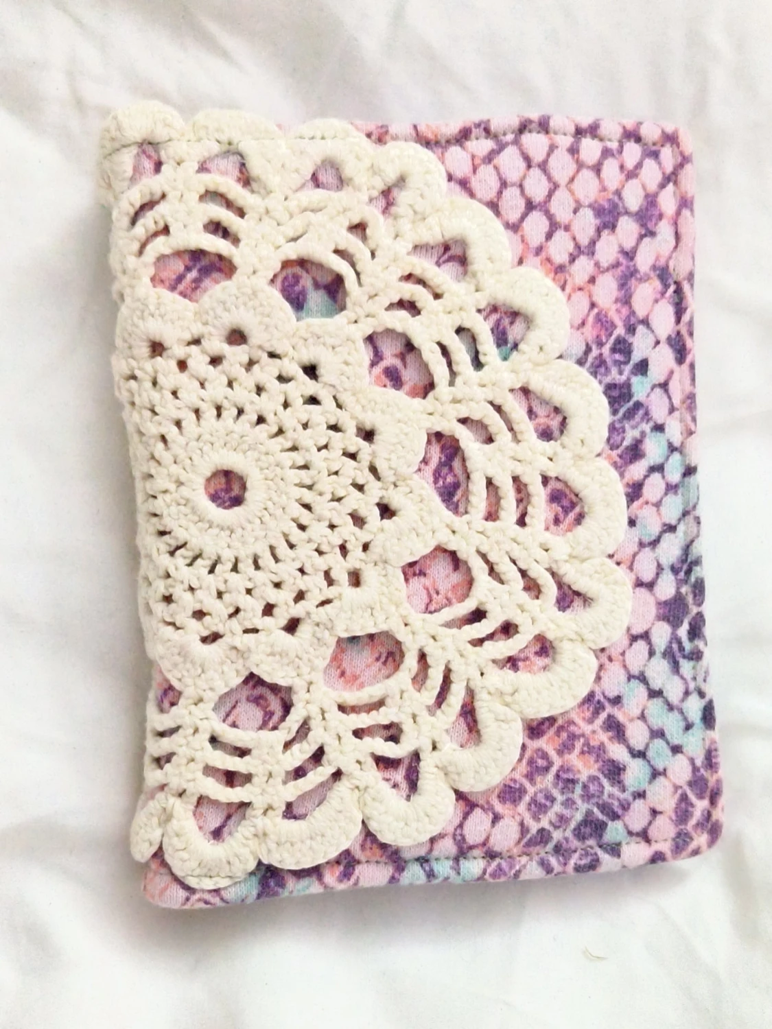 Handgjord anteckningsbok med virkat omslag