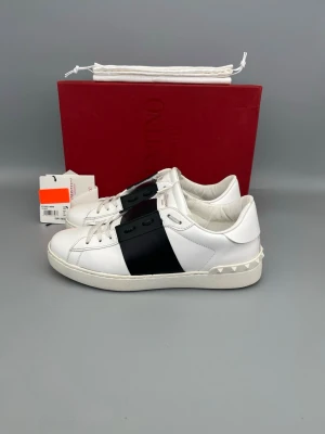Valentino Open Sneaker Svart - • The shoes have only been worn a few times and are in like-new condition  • Size: 40.5 (fits 41–41.5)  • Color: Black  • Retail price: 7280 SEK / 590€  • Box, dustbag, valentino card & pricetag included
